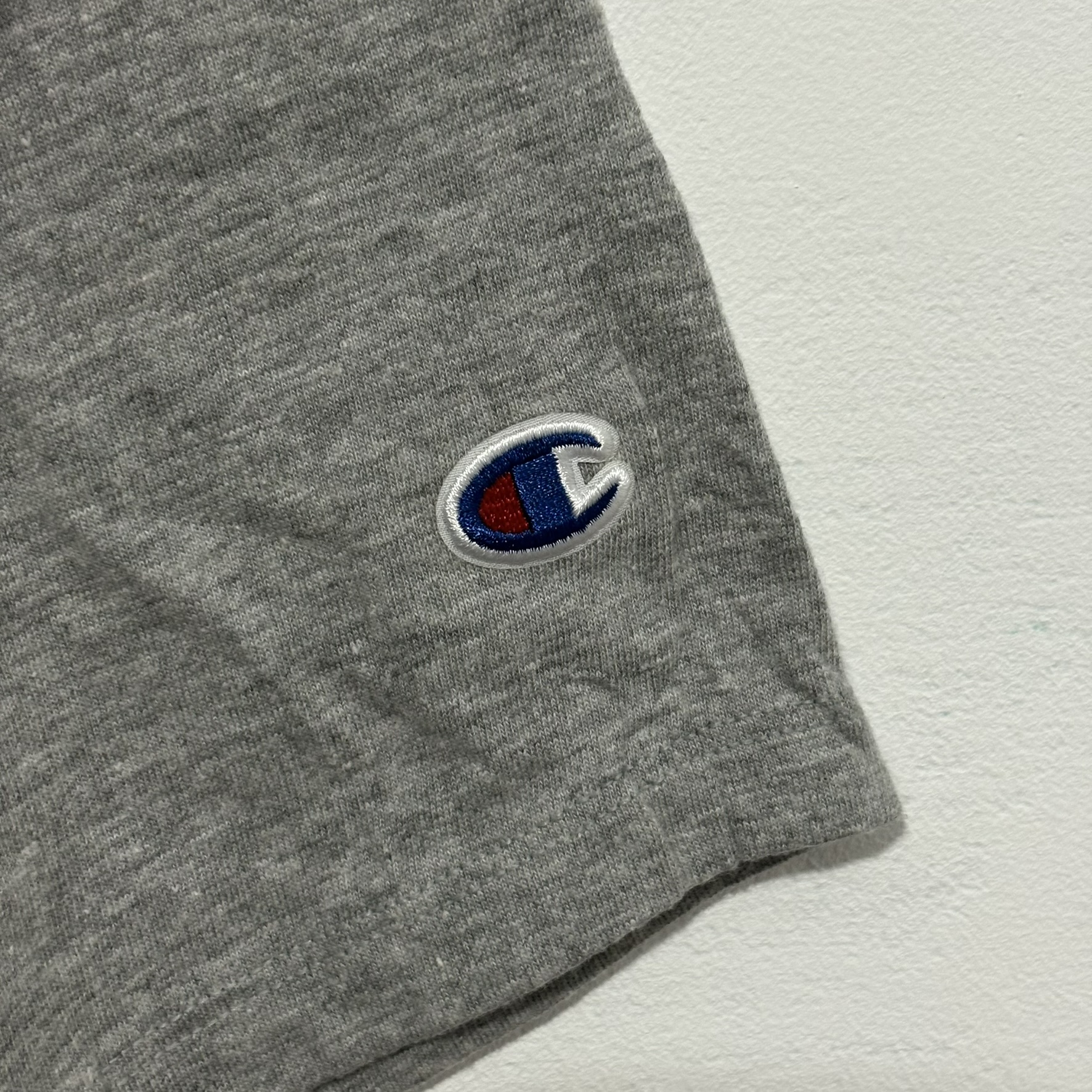 Remera Champion gris con estampado con etiqueta - Imagen 3