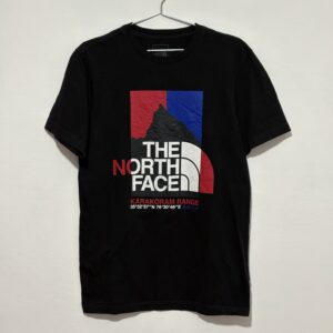 Remera The North Face negra con estampa adelante