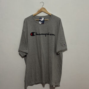 Remera Champion gris con estampado con etiqueta