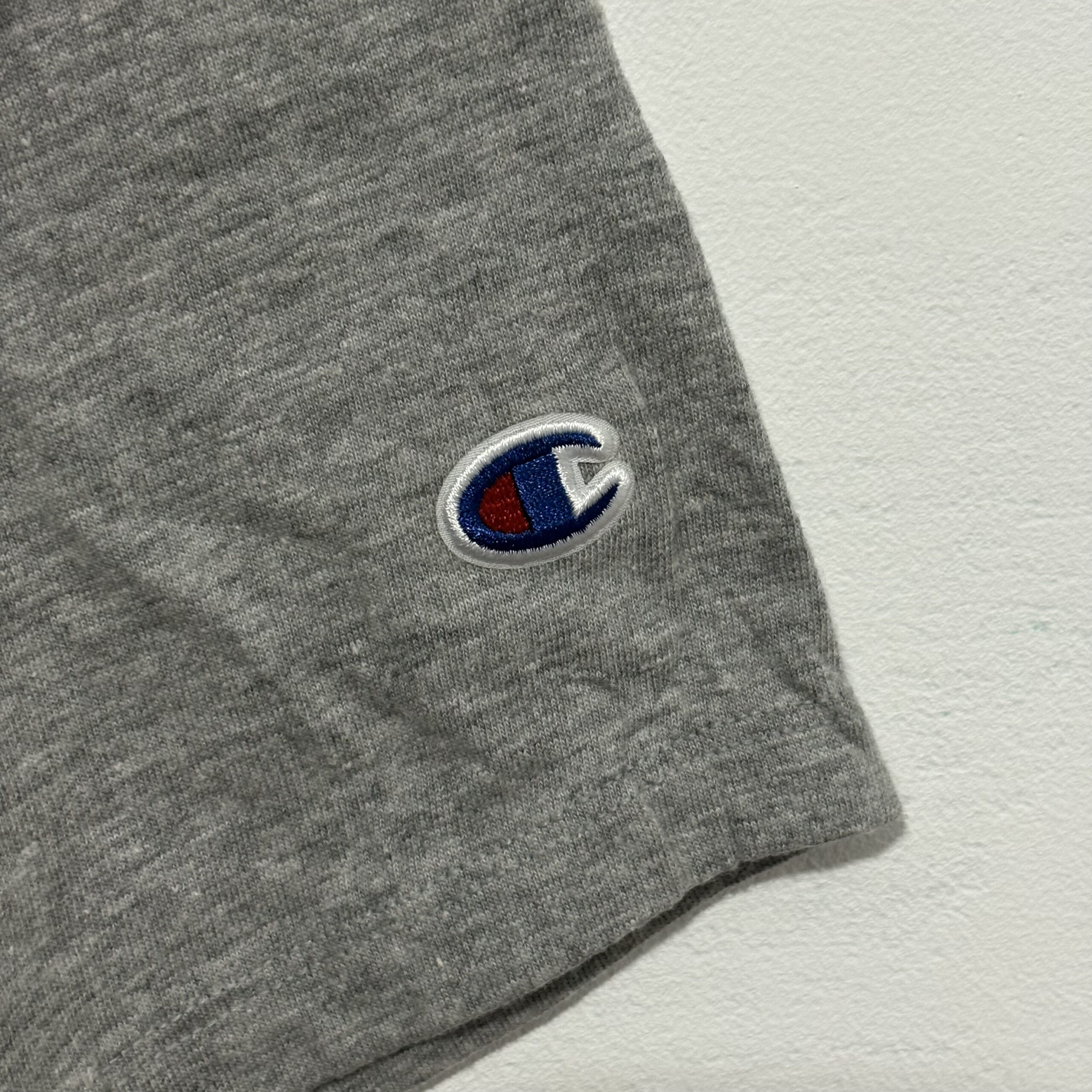 Remera Champion gris con estampado con etiqueta - Imagen 3