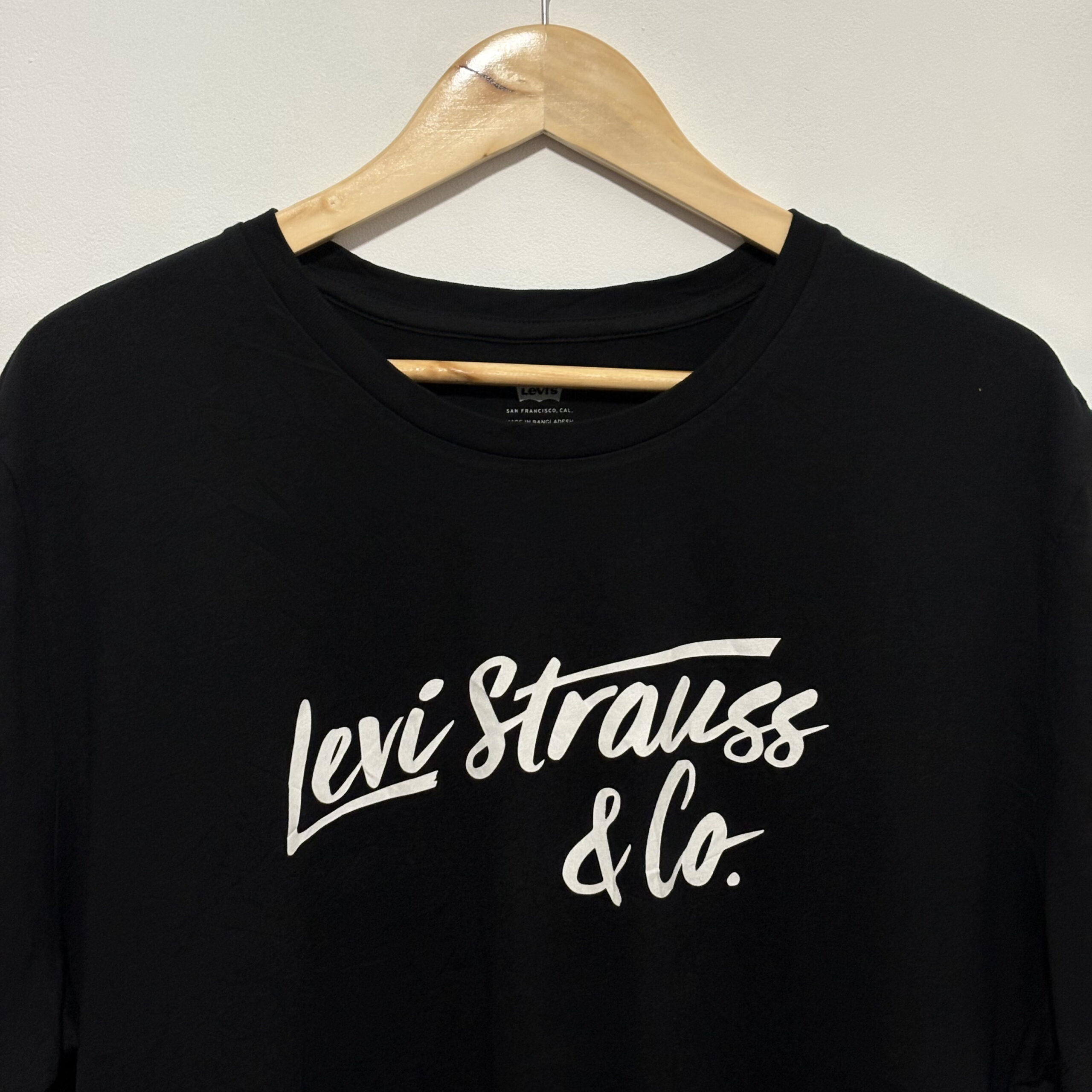 Remera Levis negra con estampa blanca - Imagen 2