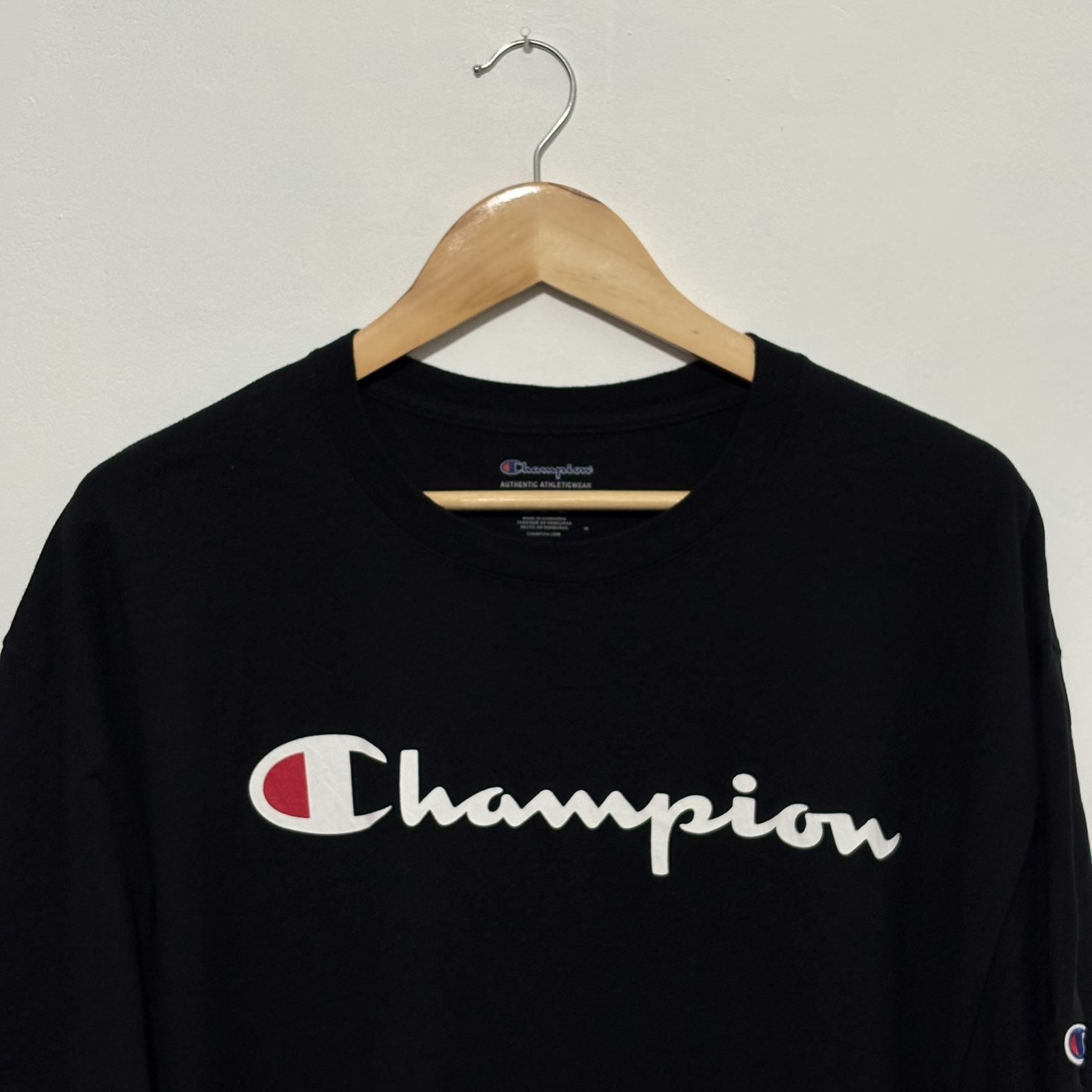 Remera Champion Negra con Estampado al Frente - Imagen 2