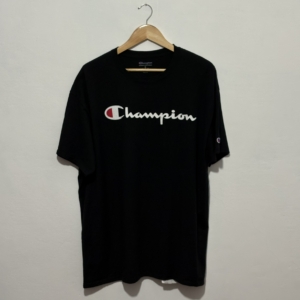 Remera Champion Negra con Estampado al Frente