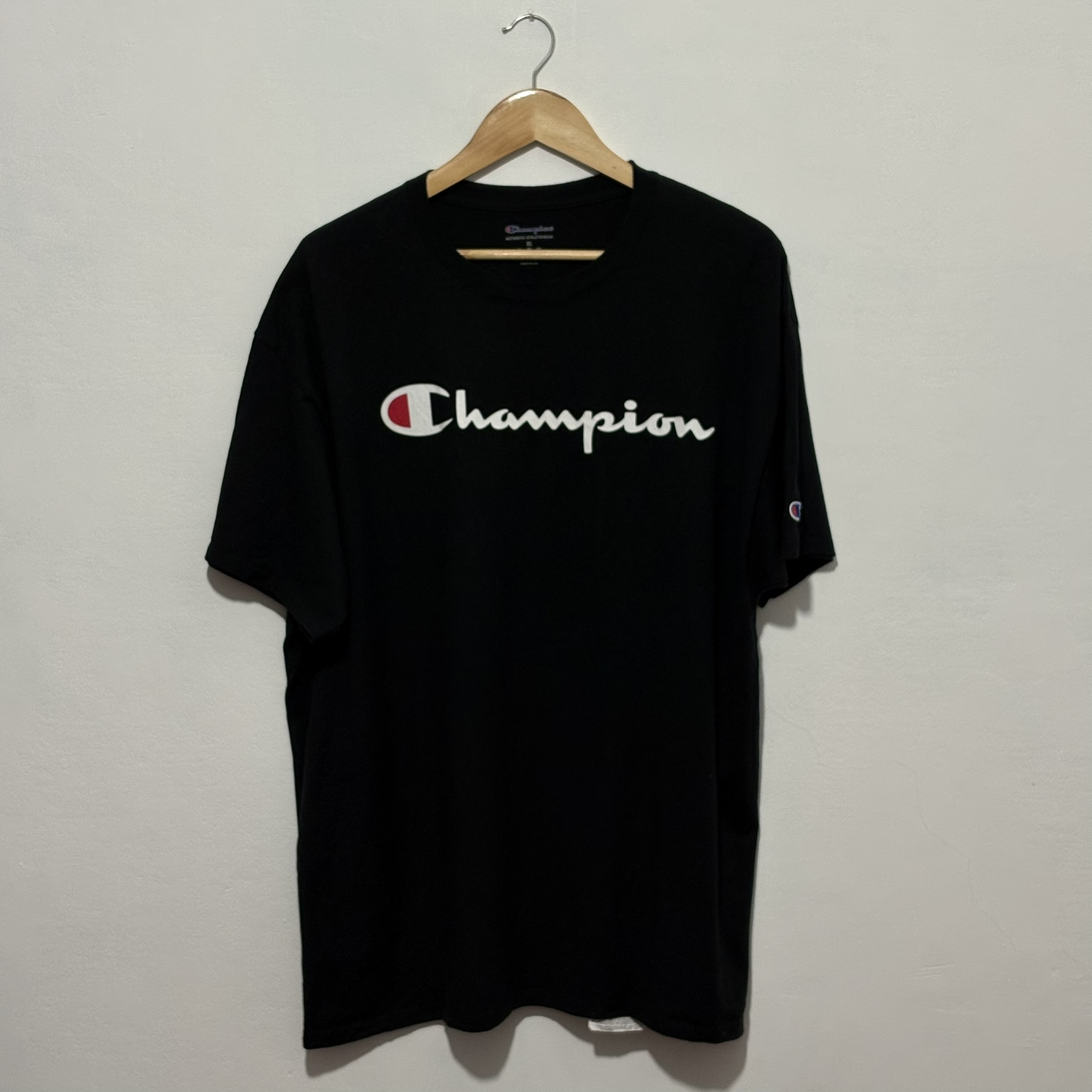 Remera Champion Negra con Estampado al Frente