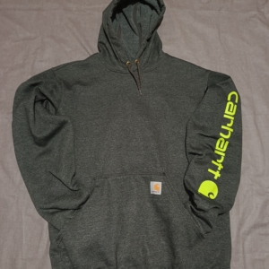 Buzo Carhartt Gris Neutro con Estampado Verde