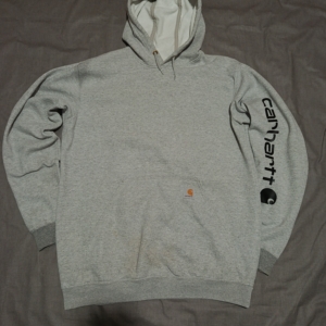 Buzo Carhartt Gris con Estampado en el Brazo