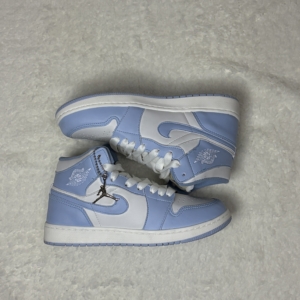 Zapatilla Nike Air Jordan 1 Off White Celeste